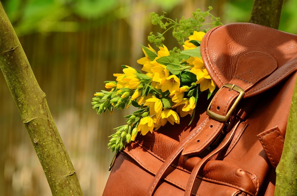 brauner Lederrucksack mit Blumengebinde