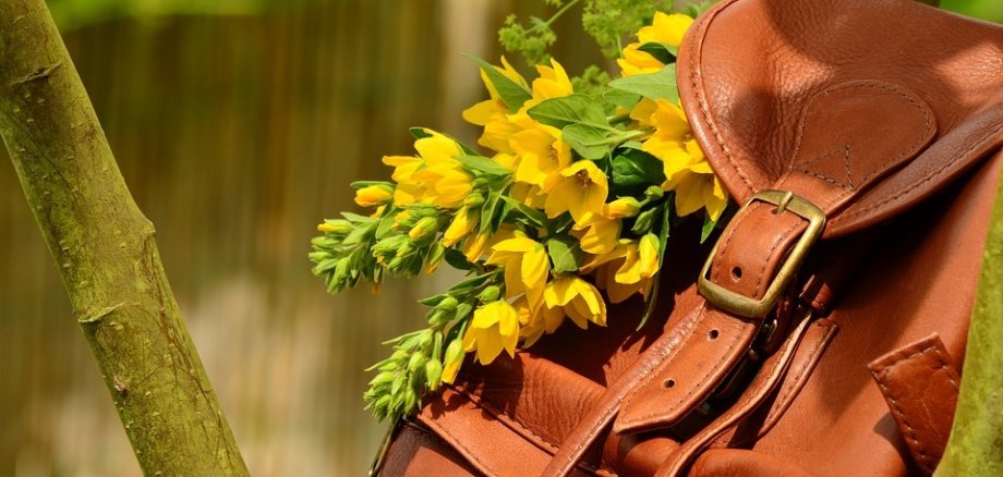brauner Lederrucksack mit Blumengebinde brauner Lederrucksack mit Blumengebinde
