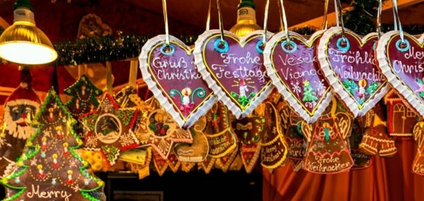 Lebkuchenherzen auf einem Weihnachtsmarkt