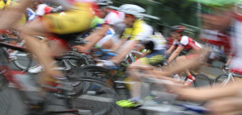 mehrere Rennradfahrer während eines Rennens