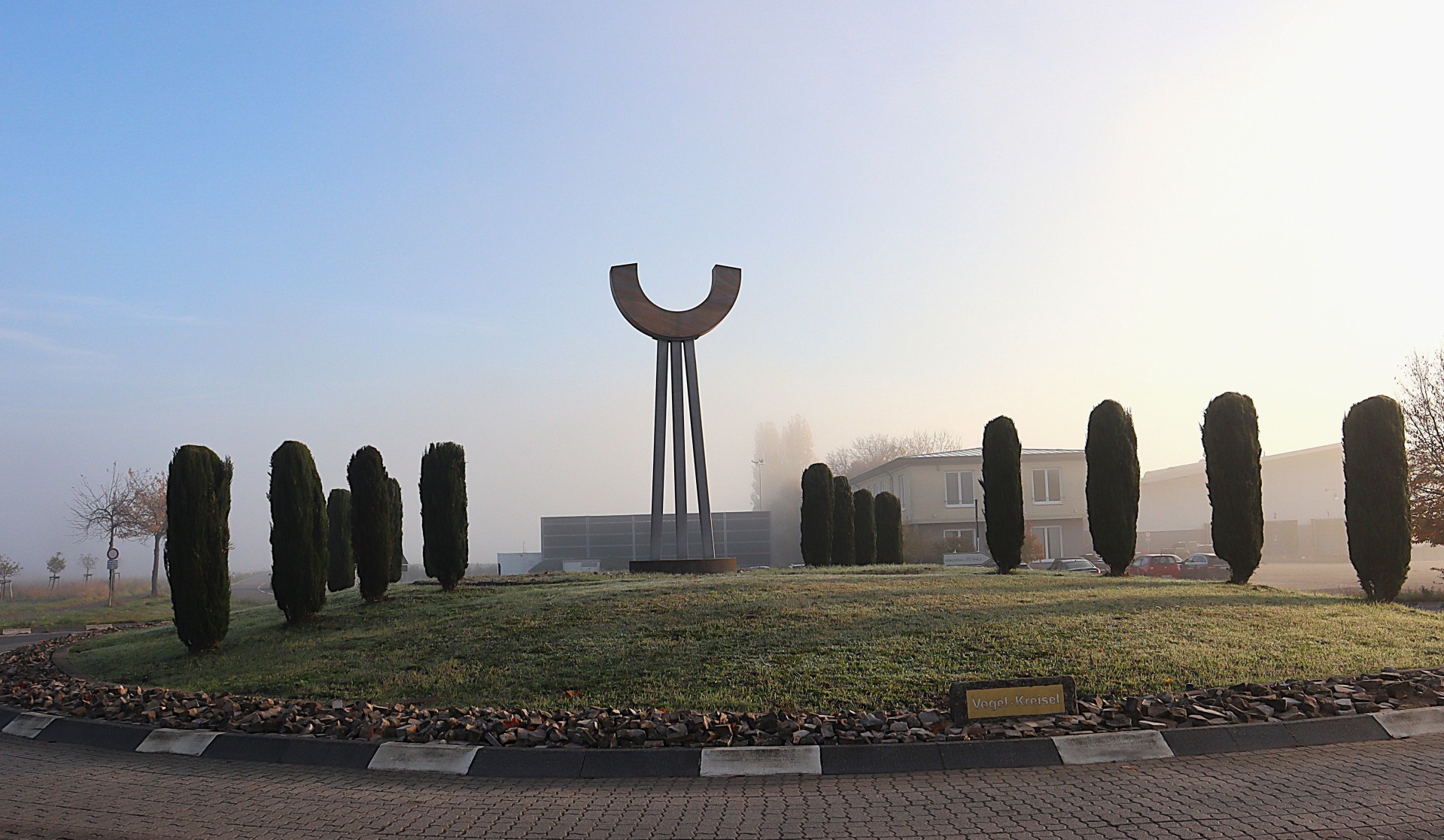 Harthausen Tor zur Sonne im Nebel
