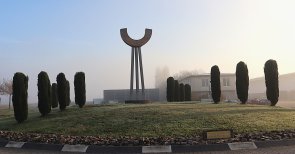 Harthausen Tor zur Sonne im Nebel
