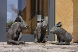 Sandhasen am Eingang Rathaus Sandhasen am Eingang Rathaus